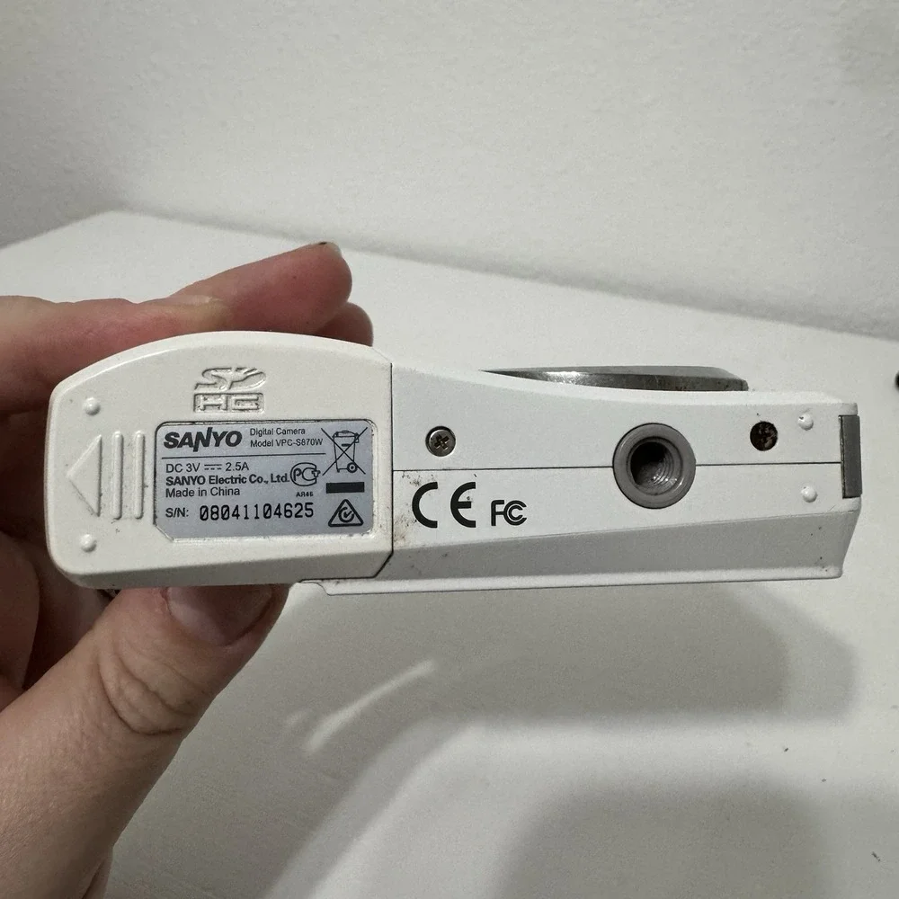 Sanyo S870 8.1MP Digital‎ Camera White - WARPED DISPLAY